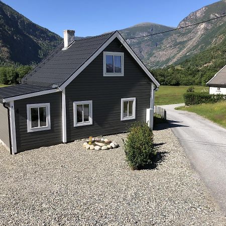 Karistova Utleige Vila Lærdalsøyri Exterior foto