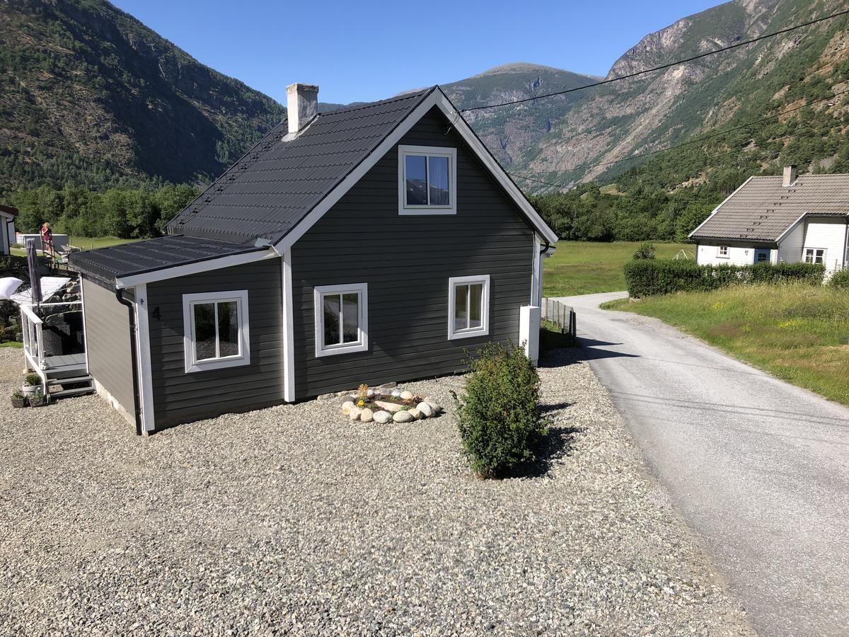 Karistova Utleige Vila Lærdalsøyri Exterior foto